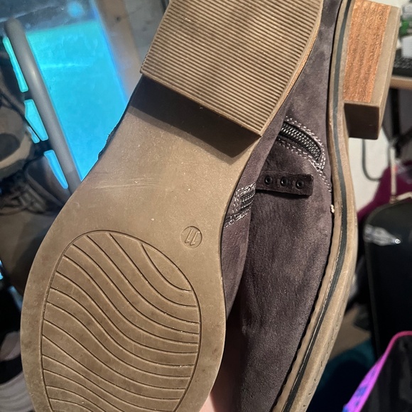 Size 11 - Picture 1 of 3